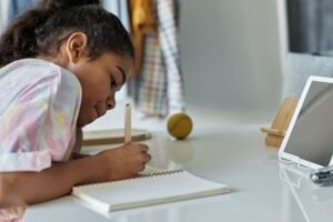 عندما تصبح الكتابة صعبة لدى الطفل